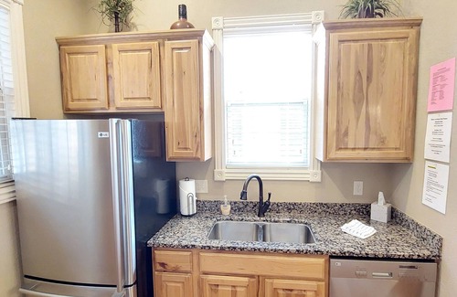 Indian Point Cabina | Paradise Cove Walk-in Log Cabin by Silver Dollar City & Table Rock Lake!