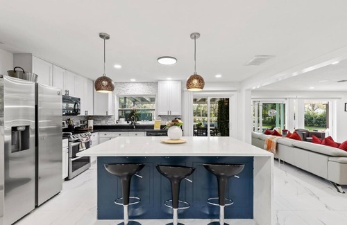 Naples Casa | Paradise Escape: Luxe Pool 7BR Villa -10 Min to Beach & DT - 3900ft2 -PickelBall