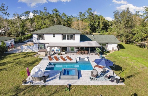 Naples Casa | Paradise Escape: Luxe Pool 7BR Villa -10 Min to Beach & DT - 3900ft2 -PickelBall