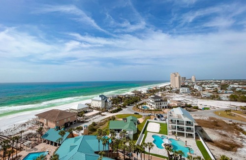 Gulf Pines Condominio | Paradise Found: Experience Beachfront Accommodations ~ Resorts Largest Pool Deck