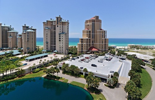 Gulf Pines Condominio | Paradise Found: Experience Beachfront Accommodations ~ Resorts Largest Pool Deck