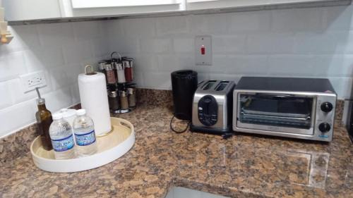 New Kingston Apartamento | Paradise Haven at Hamptons - -across from Ac Marriot Hotel