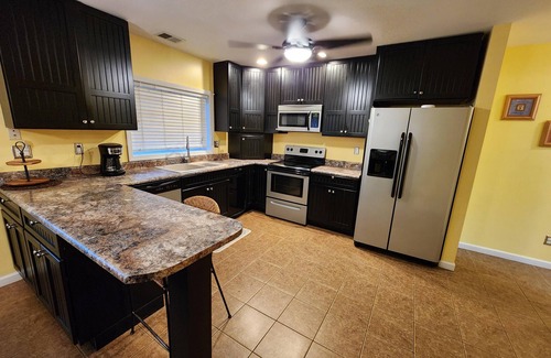 Monticello Casa | Paradise House - Beautiful 3 bedroom house nestled in a quiet cove on Lake Shafer! Offers 1000 sq ft of living space and will sleep 9. An additional Party Den is available to add-on, featuring a bar area and additional sleeping for 3. Located at Para