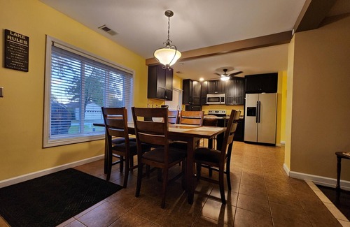 Monticello Casa | Paradise House - Beautiful 3 bedroom house nestled in a quiet cove on Lake Shafer! Offers 1000 sq ft of living space and will sleep 9. An additional Party Den is available to add-on, featuring a bar area and additional sleeping for 3. Located at Para
