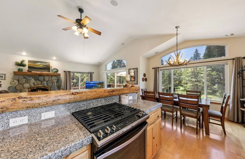 Tahoe Paradise Casa | Paradise in the Pines: Hot Tub, BBQ, Pet Friendly