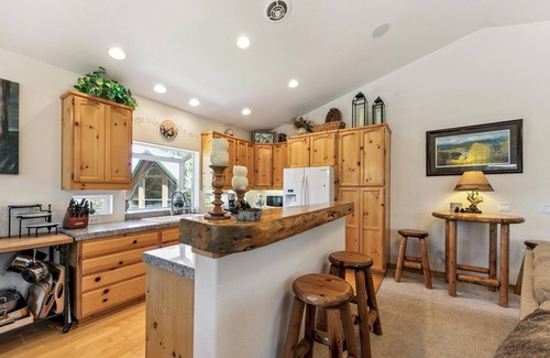 Tahoe Paradise Casa | Paradise in the Pines: Hot Tub, BBQ, Pet Friendly