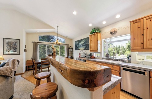 Tahoe Paradise Casa | Paradise in the Pines: Hot Tub, BBQ, Pet Friendly