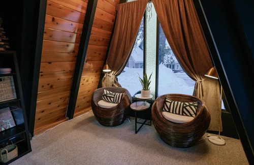 Blue Jay Cabina | Paradise in the Pines! Cozy 5-bedroom cabin w/ private hot tub, fire pit & more