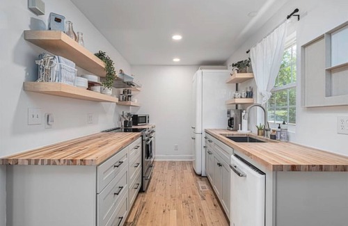 Belmont Casa | Paradise Lake House: A Lakefront Retreat