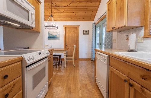 Reeds Spring Casa | Paradise Lodge 2 Bedroom Home by RedAwning