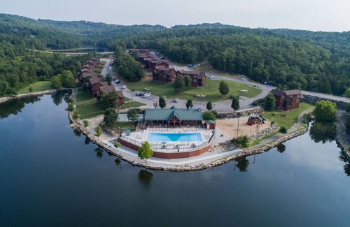 Reeds Spring Casa | Paradise Lodge 2 Bedroom Home by RedAwning