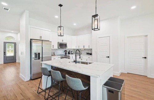 Waxahachie Casa | Paradise, Modern Home, Pool & Hot Tub