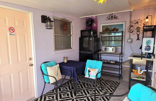 Venice Gardens Casa | PARADISE on Driftwood, in Sunny Venice Florida 1-BR/ 1-BTH Suite/Ktchn. POOLSIDE