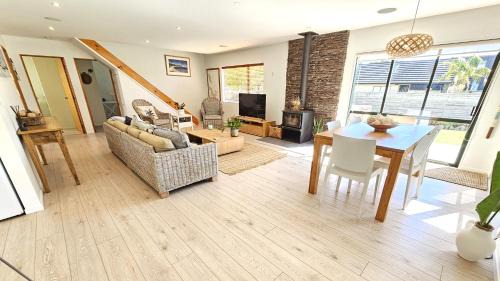 Matarangi Casa | Paradise on Pacific Parade - Matarangi Retreat