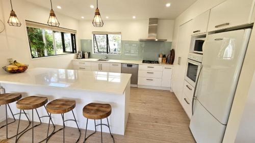 Matarangi Casa | Paradise on Pacific Parade - Matarangi Retreat