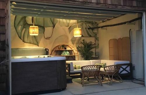 Central Oklahoma City Casa | Paradise on Penn with Pool & Hot Tub Near Downtown
