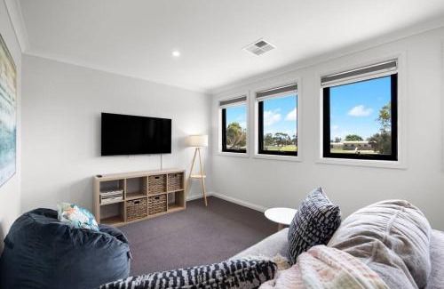 Aldinga Beach Casa | Paradise Palms 4BR Coastal Escape