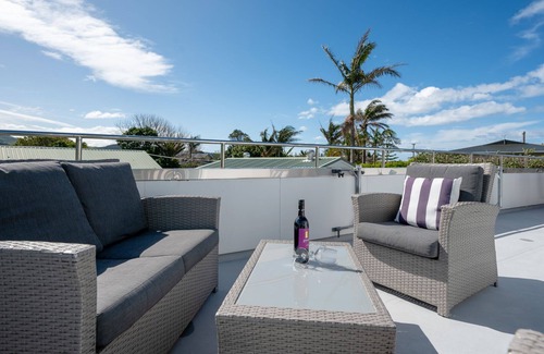 Waimarama Casa | Paradise Palms - Waimarama Holiday Home