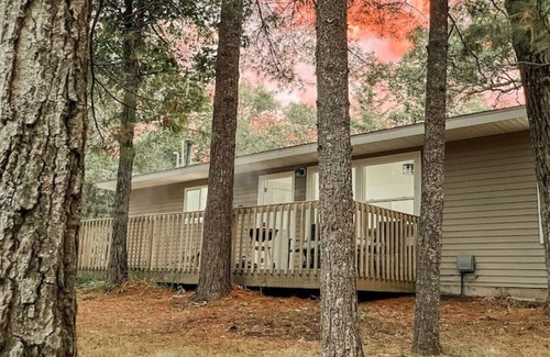Tawas City Cabaña | Paradise Pines - Autumn & Winter Haven Cottage