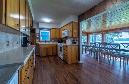 Battle Lake Casa | Paradise Point Family Retreat – Spacious Lake Home. Sleeps 18,Room to Entertain!
