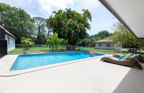 Palm Beach Gardens Apartamento | Paradise Pool Villa! Minutes to Beaches & Downtown