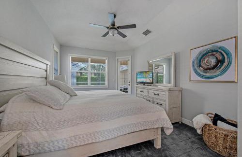 Central Naples Casa | Paradise Retreat Saltwater Luxury Pool with Hot Tub