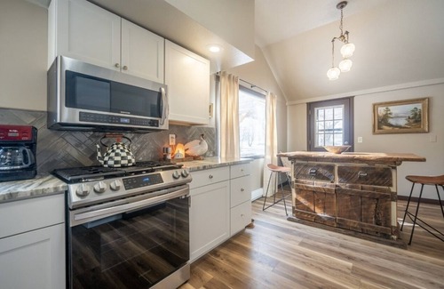 Livingston Casa | Paradise Valley River Cottage