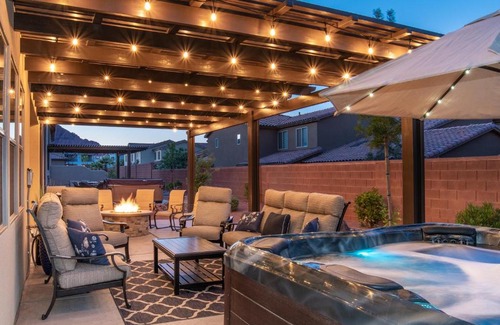 Santa Clara Casa | Paradise Village 95 Kid Friendly Home, Private Hot Tub, Nintendo Switch, Air-Hockey, Resort Style Pool and Water Park