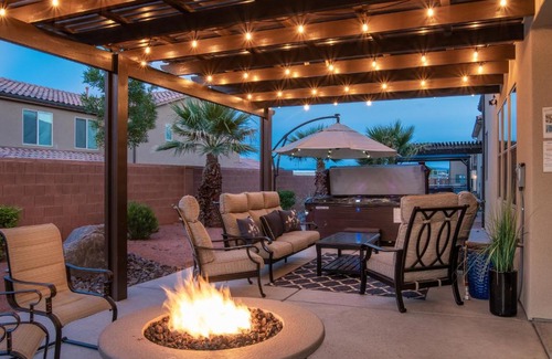 Santa Clara Casa | Paradise Village 95 Kid Friendly Home, Private Hot Tub, Nintendo Switch, Air-Hockey, Resort Style Pool and Water Park