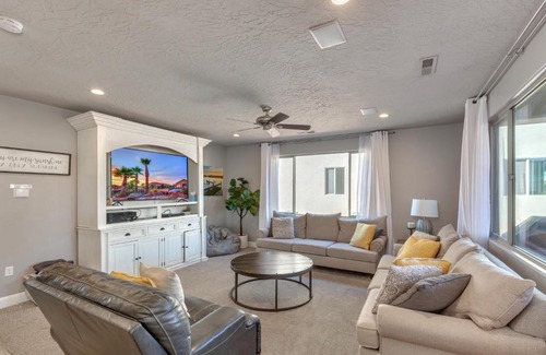 Santa Clara Casa | Paradise Village 95 Kid Friendly Home, Private Hot Tub, Nintendo Switch, Air-Hockey, Resort Style Pool and Water Park