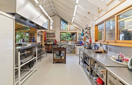 Dangar Island Casa | PARADISO on Dangar island. Peak of the Hill. Resort treetop style vibes