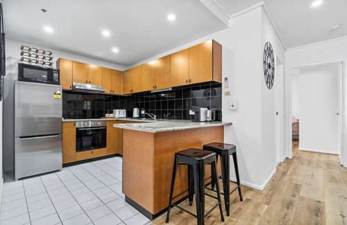 Chinatown Apartamento | Paris End Chic - 2-bedroom apartment in Melbourne's Theatre District!