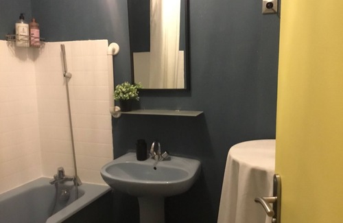 Cite Paul Eluard Apartamento | Parisian dorm shared room [ Just for sleep daily from 20h to 10h ]