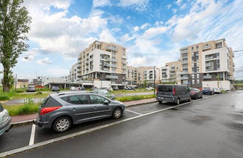 Athis-Mons Apartamento | Parisian Terrace - Close to Orly and RER Station C, D