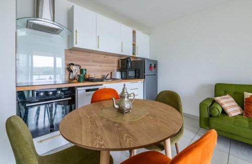 Athis-Mons Apartamento | Parisian Terrace - Close to Orly and RER Station C, D