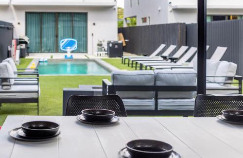Buena Vista Casa | Parisian Vibe in Design District Miami with Private Pool BBQ Spacious Backyard