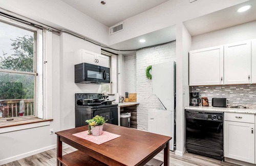 Lafayette Square Apartamento | Park Ave Townhome w/parking by CozySuites