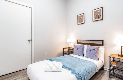 Lafayette Square Apartamento | Park Ave Townhome w/parking by CozySuites