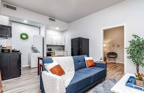 Lafayette Square Apartamento | Park Ave Townhome w/parking by CozySuites