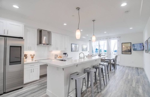 University Heights Apartamento | Park Blvd 302 / Newly Built / Spa / Central