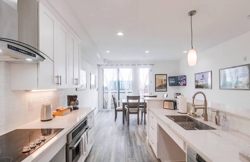 University Heights Apartamento | Park Blvd 302 / Newly Built / Spa / Central