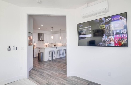 University Heights Apartamento | Park Blvd Paradise 304 New construction, king bed!