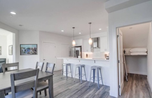 University Heights Apartamento | Park Blvd Paradise 304 New construction, king bed!