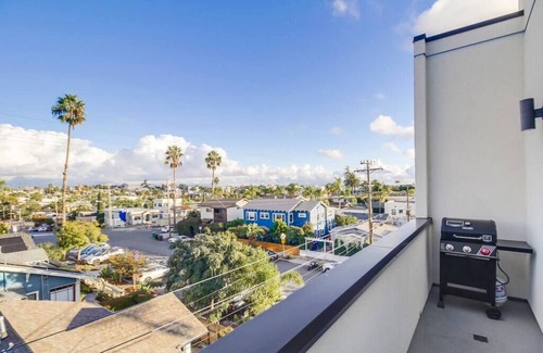 University Heights Apartamento | Park Blvd Paradise 304 New construction, king bed!