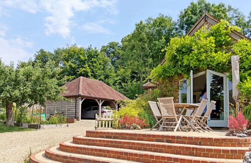 East Meon Cabaña | Park Cottage, Bordean - sleeps 3 guests in 2 bedrooms