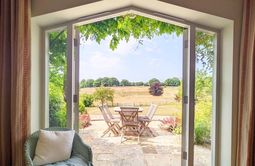 East Meon Cabaña | Park Cottage, Bordean - sleeps 3 guests in 2 bedrooms