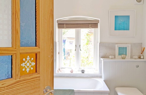 East Meon Cabaña | Park Cottage, Bordean - sleeps 3 guests in 2 bedrooms