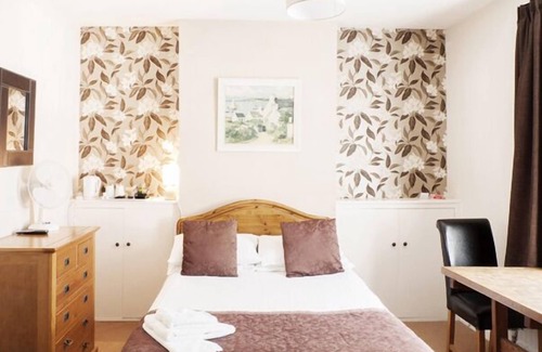 Rushmoor District Casa | Park Lodge Guest House