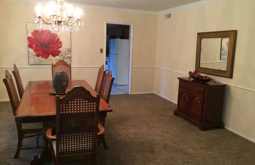 Central Oklahoma City Casa | Park Manor on two wooded acres close to golf, OKC Zoo, Remington Park, OKANA