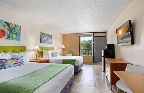 Historic Downtown Kissimmee Hotel | Park Royal Orlando Lively Room with 2 DBL Beds & Pool